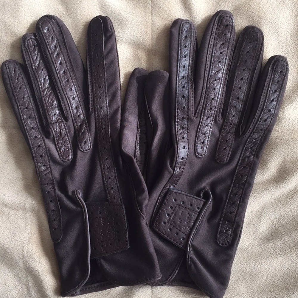 Brown Isotoner fashionable gloves
